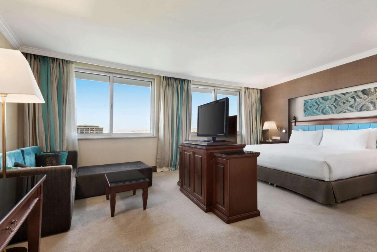 ホテル ヒルトン カイセリ エクステリア 写真 A room at the Hilton London Heathrow